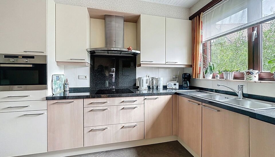 Piekfijn onderhouden bel-etagewoning met zonnige tuin, gelegen op wandelafstand van park Rozendaal.
Op het gelijkvloers bevindt zich een ruime inkomhal met apart gastentoilet en vestiaire. Daarnaast is er een bureel/hobbyruimte (ca. 8 m&sup2;) met aansluitend