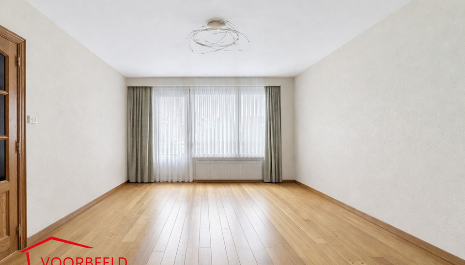 Piekfijn onderhouden bel-etagewoning met zonnige tuin, gelegen op wandelafstand van park Rozendaal.
Op het gelijkvloers bevindt zich een ruime inkomhal met apart gastentoilet en vestiaire. Daarnaast is er een bureel/hobbyruimte (ca. 8 m&sup2;) met aansluitend