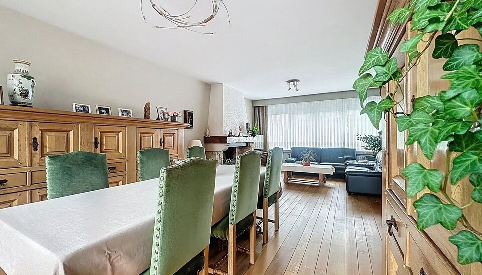 Piekfijn onderhouden bel-etagewoning met zonnige tuin, gelegen op wandelafstand van park Rozendaal.
Op het gelijkvloers bevindt zich een ruime inkomhal met apart gastentoilet en vestiaire. Daarnaast is er een bureel/hobbyruimte (ca. 8 m&sup2;) met aansluitend