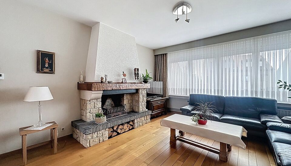 Piekfijn onderhouden bel-etagewoning met zonnige tuin, gelegen op wandelafstand van park Rozendaal.
Op het gelijkvloers bevindt zich een ruime inkomhal met apart gastentoilet en vestiaire. Daarnaast is er een bureel/hobbyruimte (ca. 8 m&sup2;) met aansluitend