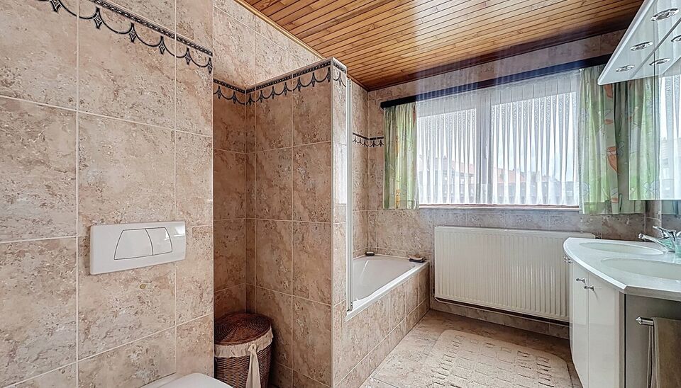 Piekfijn onderhouden bel-etagewoning met zonnige tuin, gelegen op wandelafstand van park Rozendaal.
Op het gelijkvloers bevindt zich een ruime inkomhal met apart gastentoilet en vestiaire. Daarnaast is er een bureel/hobbyruimte (ca. 8 m&sup2;) met aansluitend