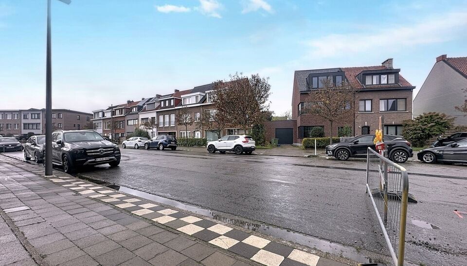 Piekfijn onderhouden bel-etagewoning met zonnige tuin, gelegen op wandelafstand van park Rozendaal.
Op het gelijkvloers bevindt zich een ruime inkomhal met apart gastentoilet en vestiaire. Daarnaast is er een bureel/hobbyruimte (ca. 8 m&sup2;) met aansluitend