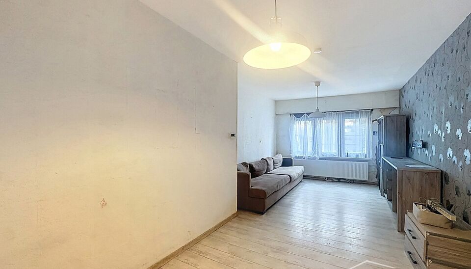 Op zoek naar een woning met potentieel op een centrale ligging? Deze te renoveren woning in Merksem biedt tal van mogelijkheden voor wie graag zijn eigen stempel drukt.

Op het gelijkvloers bevindt zich een gezellige leefruimte met aansluitend de keuken. 