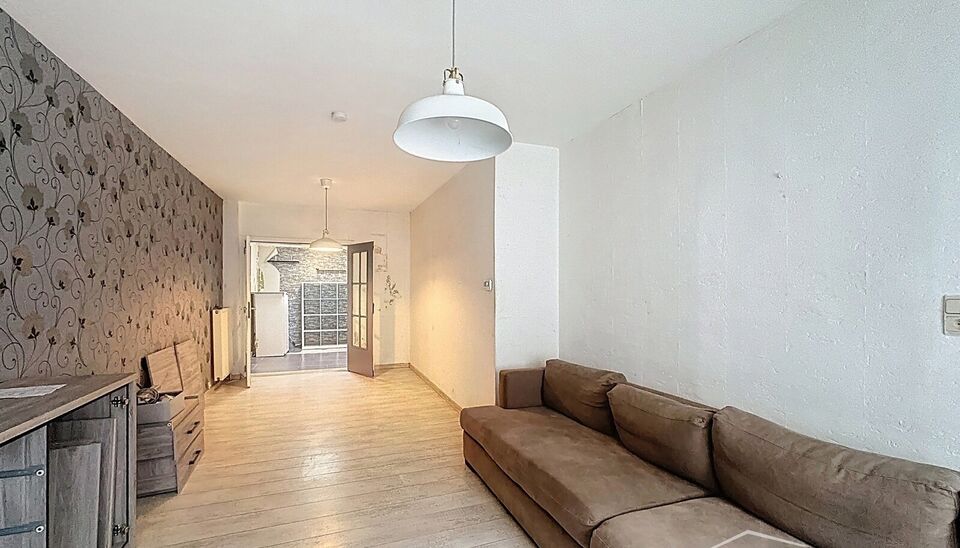 Op zoek naar een woning met potentieel op een centrale ligging? Deze te renoveren woning in Merksem biedt tal van mogelijkheden voor wie graag zijn eigen stempel drukt.

Op het gelijkvloers bevindt zich een gezellige leefruimte met aansluitend de keuken. 