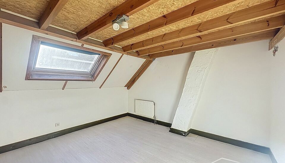 Op zoek naar een woning met potentieel op een centrale ligging? Deze te renoveren woning in Merksem biedt tal van mogelijkheden voor wie graag zijn eigen stempel drukt.

Op het gelijkvloers bevindt zich een gezellige leefruimte met aansluitend de keuken. 