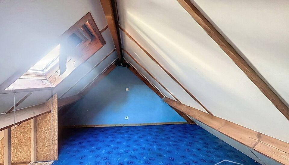 Op zoek naar een woning met potentieel op een centrale ligging? Deze te renoveren woning in Merksem biedt tal van mogelijkheden voor wie graag zijn eigen stempel drukt.

Op het gelijkvloers bevindt zich een gezellige leefruimte met aansluitend de keuken. 