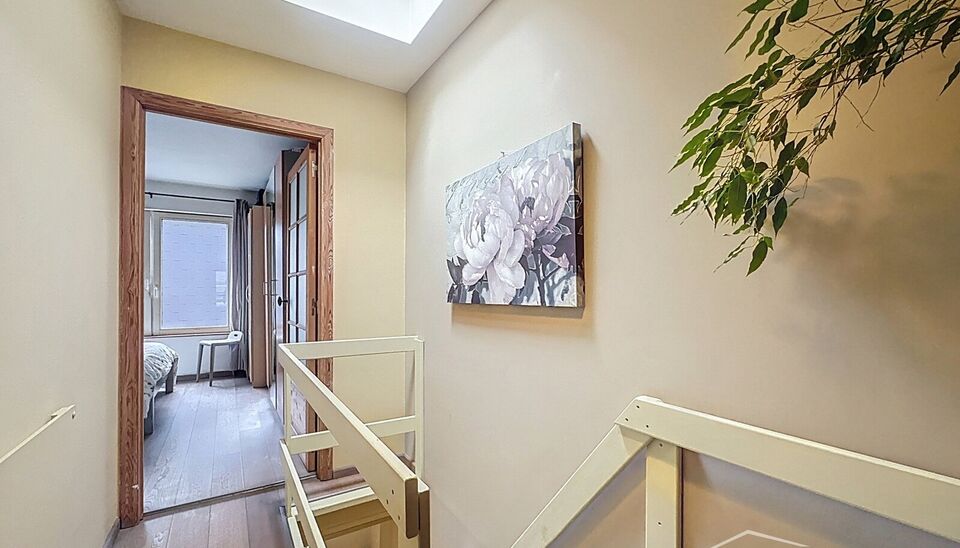 In het hart van Wilrijk, op wandelafstand van de Bist, bevindt zich dit gezellig en goed onderhouden huisje vol karakter en comfort. De woning werd volledig gerenoveerd in 2008 en combineert hedendaags wooncomfort met een warme, huiselijke sfeer.
Bij het 