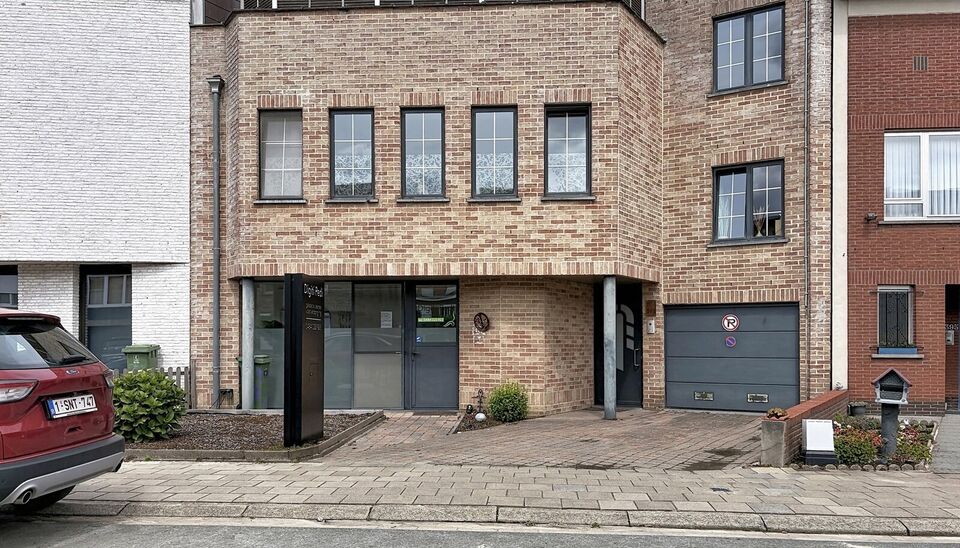 Deze uitzonderlijk ruime, instapklare woning gelegen op de grens Deurne Zuid - Borsbeek met een bewoonbare oppervlakte van maar liefst 353 m&sup2; biedt tal van mogelijkheden. Dankzij de indeling is ze ideaal als kangoeroewoning, zorgwoning, praktijk- of kant