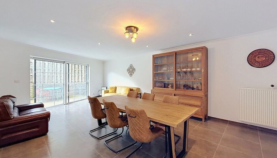 Deze uitzonderlijk ruime, instapklare woning gelegen op de grens Deurne Zuid - Borsbeek met een bewoonbare oppervlakte van maar liefst 353 m&sup2; biedt tal van mogelijkheden. Dankzij de indeling is ze ideaal als kangoeroewoning, zorgwoning, praktijk- of kant