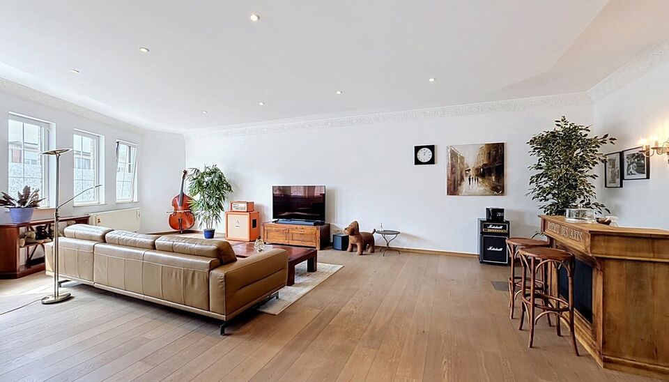 Deze uitzonderlijk ruime, instapklare woning gelegen op de grens Deurne Zuid - Borsbeek met een bewoonbare oppervlakte van maar liefst 353 m&sup2; biedt tal van mogelijkheden. Dankzij de indeling is ze ideaal als kangoeroewoning, zorgwoning, praktijk- of kant
