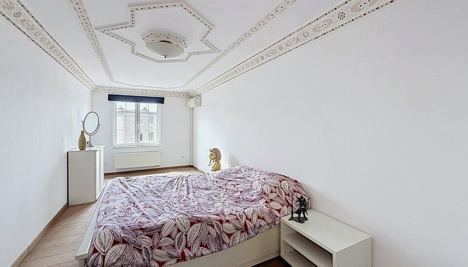 Deze uitzonderlijk ruime, instapklare woning gelegen op de grens Deurne Zuid - Borsbeek met een bewoonbare oppervlakte van maar liefst 353 m&sup2; biedt tal van mogelijkheden. Dankzij de indeling is ze ideaal als kangoeroewoning, zorgwoning, praktijk- of kant