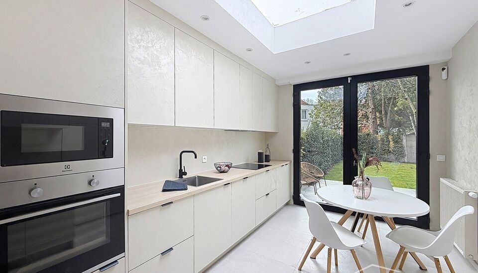 Deze smaakvol gerenoveerde woning ligt in de aangename woonwijk Mariaburg, op wandelafstand van winkels en openbaar vervoer. Bij het binnenkomen wordt u verwelkomd in een gezellige inkomhal. De ruime leefruimte (ca. 33 m&sup2;) met keramische parketvloer slui