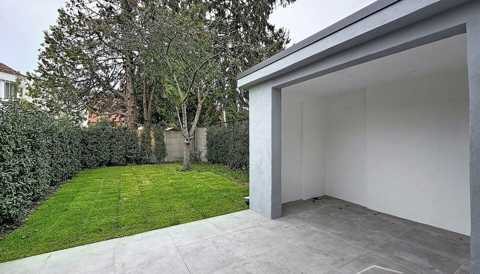 Deze smaakvol gerenoveerde woning ligt in de aangename woonwijk Mariaburg, op wandelafstand van winkels en openbaar vervoer. Bij het binnenkomen wordt u verwelkomd in een gezellige inkomhal. De ruime leefruimte (ca. 33 m&sup2;) met keramische parketvloer slui