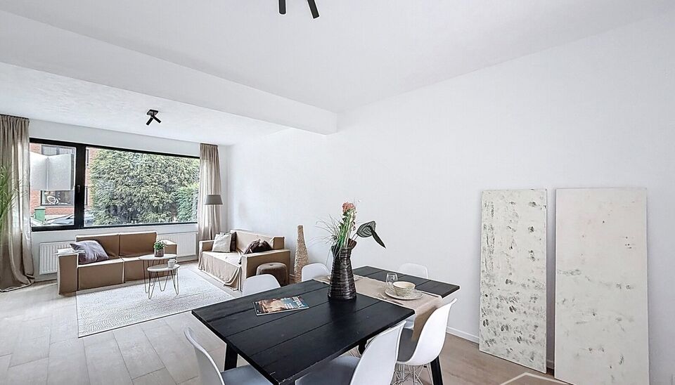 Deze smaakvol gerenoveerde woning ligt in de aangename woonwijk Mariaburg, op wandelafstand van winkels en openbaar vervoer. Bij het binnenkomen wordt u verwelkomd in een gezellige inkomhal. De ruime leefruimte (ca. 33 m&sup2;) met keramische parketvloer slui