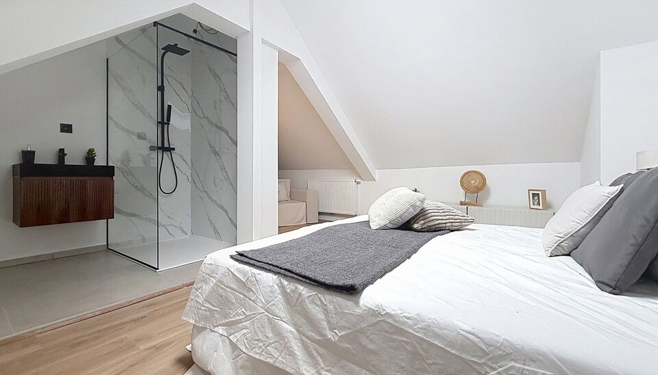 Deze smaakvol gerenoveerde woning ligt in de aangename woonwijk Mariaburg, op wandelafstand van winkels en openbaar vervoer. Bij het binnenkomen wordt u verwelkomd in een gezellige inkomhal. De ruime leefruimte (ca. 33 m&sup2;) met keramische parketvloer slui