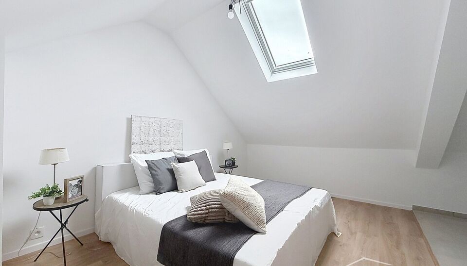 Deze smaakvol gerenoveerde woning ligt in de aangename woonwijk Mariaburg, op wandelafstand van winkels en openbaar vervoer. Bij het binnenkomen wordt u verwelkomd in een gezellige inkomhal. De ruime leefruimte (ca. 33 m&sup2;) met keramische parketvloer slui