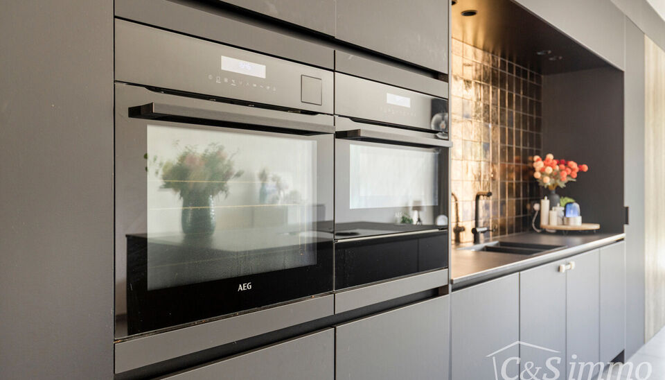 EXCLUSIEVE OPENDEURDAG OP AFSPRAAK ZONDAG 14 JUNI 2026
Luxueuze en energiezuinige halfopen bebouwing met 4 ruime slaapkamers, gelegen in een rustige en gezellige woonwijk op wandelafstand van het centrum van Gooreind.
Via de inkomhal met apart gastentoile