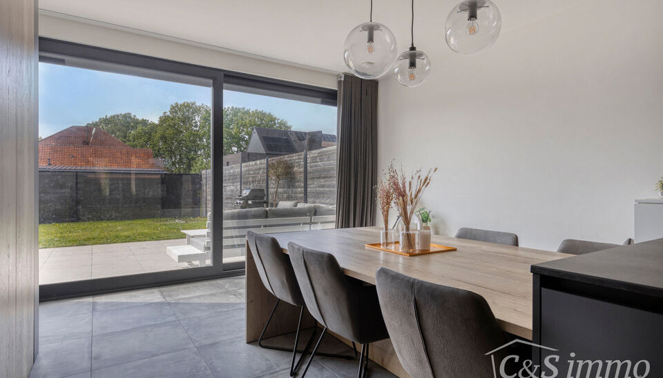 EXCLUSIEVE OPENDEURDAG OP AFSPRAAK ZONDAG 14 JUNI 2026
Luxueuze en energiezuinige halfopen bebouwing met 4 ruime slaapkamers, gelegen in een rustige en gezellige woonwijk op wandelafstand van het centrum van Gooreind.
Via de inkomhal met apart gastentoile