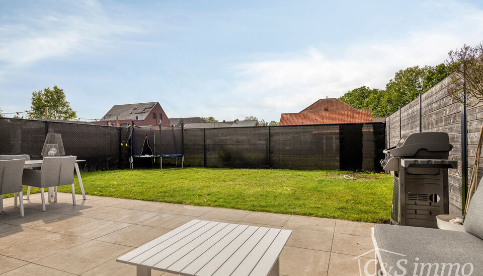 EXCLUSIEVE OPENDEURDAG OP AFSPRAAK ZONDAG 14 JUNI 2026
Luxueuze en energiezuinige halfopen bebouwing met 4 ruime slaapkamers, gelegen in een rustige en gezellige woonwijk op wandelafstand van het centrum van Gooreind.
Via de inkomhal met apart gastentoile