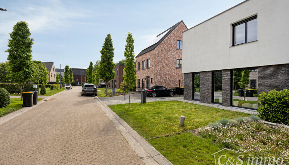 EXCLUSIEVE OPENDEURDAG OP AFSPRAAK ZONDAG 14 JUNI 2026
Luxueuze en energiezuinige halfopen bebouwing met 4 ruime slaapkamers, gelegen in een rustige en gezellige woonwijk op wandelafstand van het centrum van Gooreind.
Via de inkomhal met apart gastentoile
