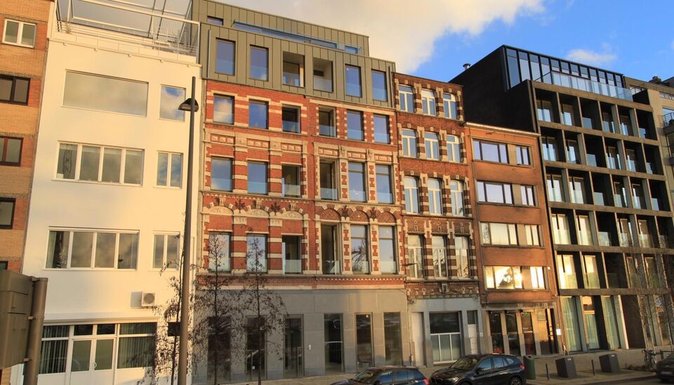 Commerciële ruimte (ca.110m²) in project Aqua Marina, een unieke gebouw met haar antieke voorgevel van 1889, gelegen aan het meest noordelijke uiteinde van de Antwerpse kaailijn, tussen het Eilandje en het Noordkasteel. Tussen Waagnatie en Hangar 26 ope