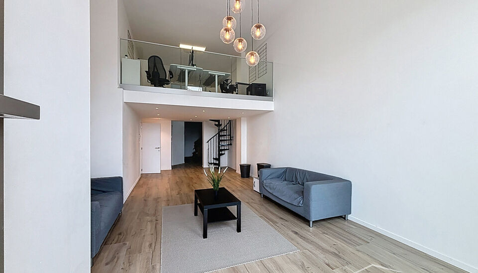 Commerciële ruimte (ca.110m²) in project Aqua Marina, een unieke gebouw met haar antieke voorgevel van 1889, gelegen aan het meest noordelijke uiteinde van de Antwerpse kaailijn, tussen het Eilandje en het Noordkasteel. Tussen Waagnatie en Hangar 26 ope