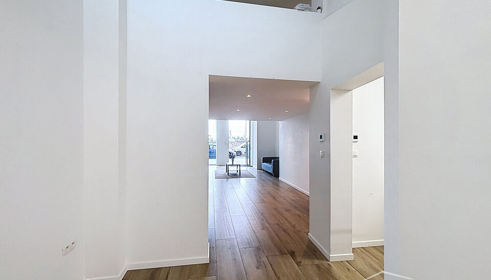 Commerciële ruimte (ca.110m²) in project Aqua Marina, een unieke gebouw met haar antieke voorgevel van 1889, gelegen aan het meest noordelijke uiteinde van de Antwerpse kaailijn, tussen het Eilandje en het Noordkasteel. Tussen Waagnatie en Hangar 26 ope