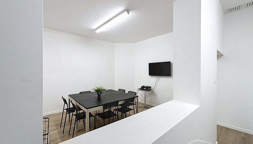 Commerciële ruimte (ca.110m²) in project Aqua Marina, een unieke gebouw met haar antieke voorgevel van 1889, gelegen aan het meest noordelijke uiteinde van de Antwerpse kaailijn, tussen het Eilandje en het Noordkasteel. Tussen Waagnatie en Hangar 26 ope