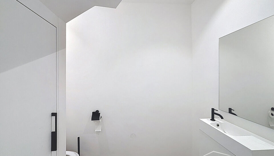 Commerciële ruimte (ca.110m²) in project Aqua Marina, een unieke gebouw met haar antieke voorgevel van 1889, gelegen aan het meest noordelijke uiteinde van de Antwerpse kaailijn, tussen het Eilandje en het Noordkasteel. Tussen Waagnatie en Hangar 26 ope