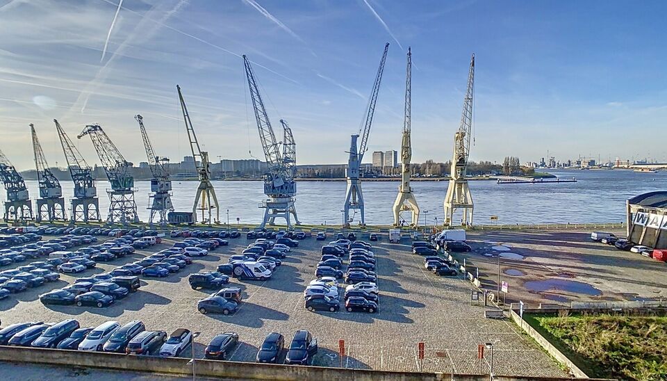 Commerciële ruimte (ca.110m²) in project Aqua Marina, een unieke gebouw met haar antieke voorgevel van 1889, gelegen aan het meest noordelijke uiteinde van de Antwerpse kaailijn, tussen het Eilandje en het Noordkasteel. Tussen Waagnatie en Hangar 26 ope