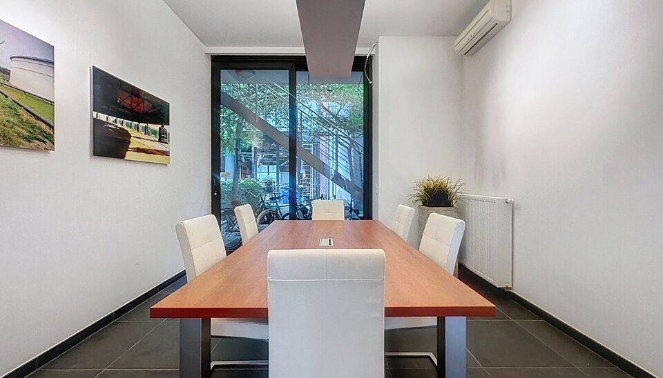 Op het bruisende Eilandje bevindt zich dit charmante en volledig gemeubelde handelspand, ideaal gelegen en onmiddellijk beschikbaar voor uw nieuwe zaak of kantooractiviteit. Het pand doet momenteel dienst als kantoor en biedt een praktische indeling met e