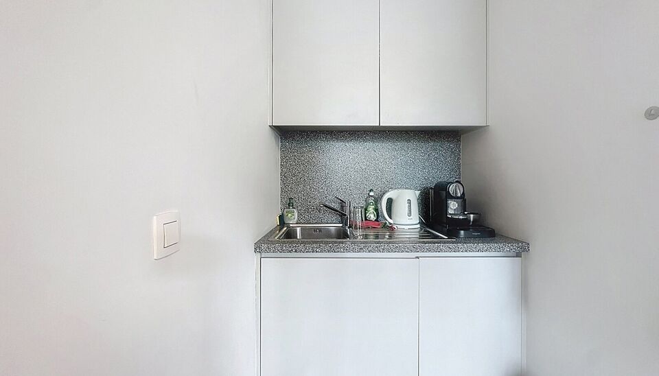 Op het bruisende Eilandje bevindt zich dit charmante en volledig gemeubelde handelspand, ideaal gelegen en onmiddellijk beschikbaar voor uw nieuwe zaak of kantooractiviteit. Het pand doet momenteel dienst als kantoor en biedt een praktische indeling met e