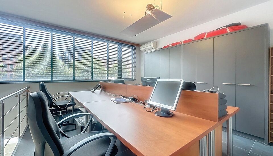 Op het bruisende Eilandje bevindt zich dit charmante en volledig gemeubelde handelspand, ideaal gelegen en onmiddellijk beschikbaar voor uw nieuwe zaak of kantooractiviteit. Het pand doet momenteel dienst als kantoor en biedt een praktische indeling met e