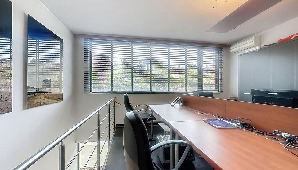 Op het bruisende Eilandje bevindt zich dit charmante en volledig gemeubelde handelspand, ideaal gelegen en onmiddellijk beschikbaar voor uw nieuwe zaak of kantooractiviteit. Het pand doet momenteel dienst als kantoor en biedt een praktische indeling met e