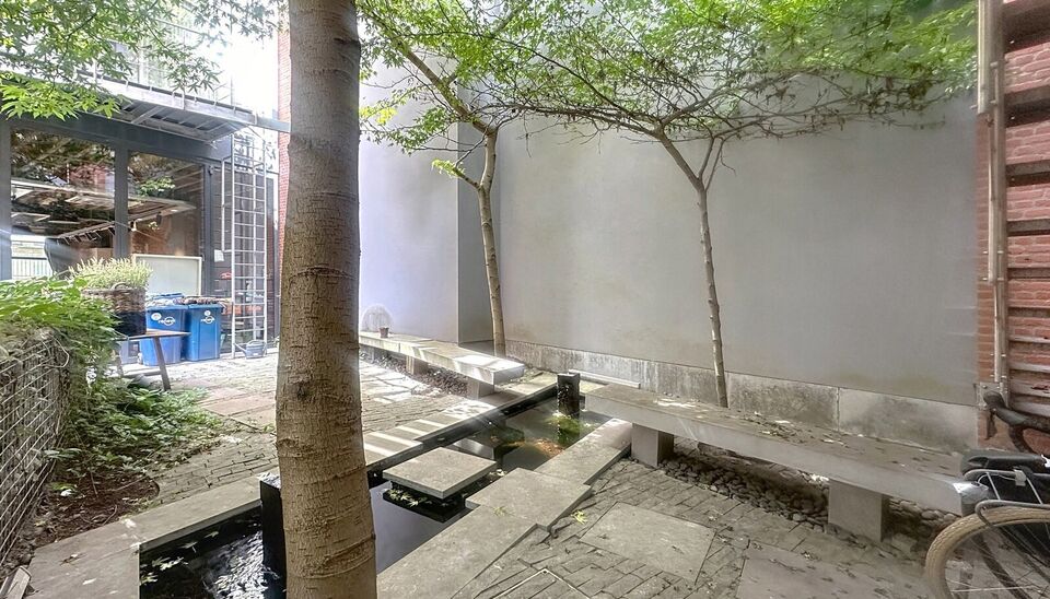 Opstartvoorwaarden qua huurprijs; eerste jaar 1300 euro, tweede jaar 1400 euro, derde jaar 1500 euro
Op het bruisende Eilandje bevindt zich dit charmante en volledig gemeubelde handelspand, ideaal gelegen en onmiddellijk beschikbaar voor uw nieuwe zaak of