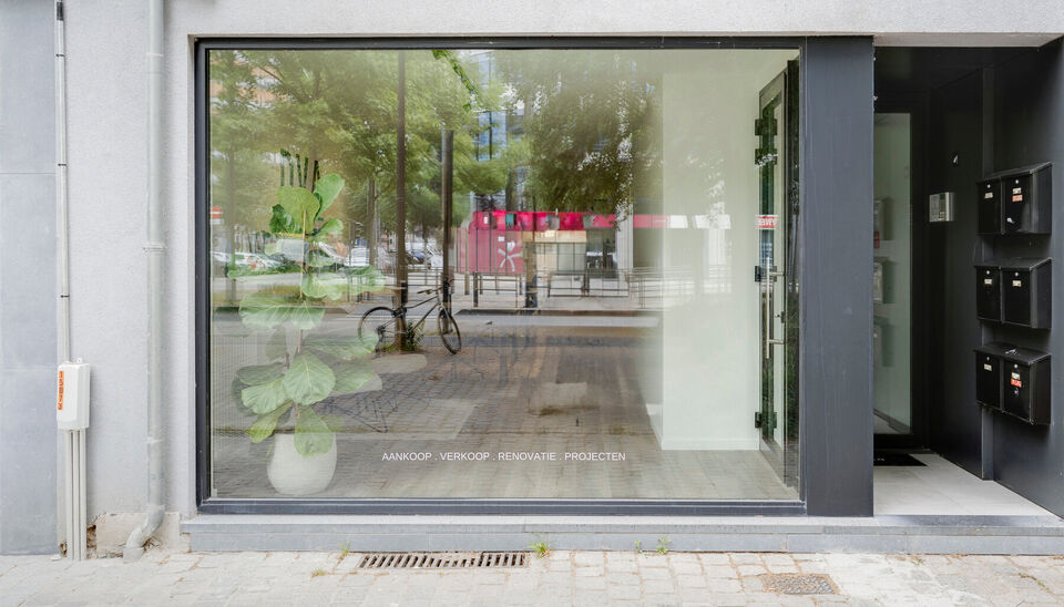 Grijp nu jouw kans om op &rsquo;t Eilandje een succesvolle zaak uit te bouwen!
Deze instapklare commerci&euml;le ruimte (ca. 75m&sup2;) op het bruisende Eilandje vormt de perfecte basis om jouw professionele ambities waar te maken.
Maximale zichtbaarheid, maximale im