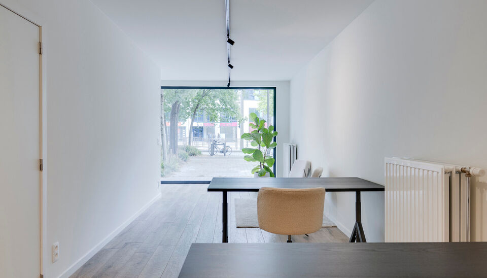 Grijp nu jouw kans om op &rsquo;t Eilandje een succesvolle zaak uit te bouwen!
Deze instapklare commerci&euml;le ruimte (ca. 75m&sup2;) op het bruisende Eilandje vormt de perfecte basis om jouw professionele ambities waar te maken.
Maximale zichtbaarheid, maximale im