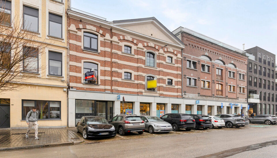 Welkom in Magazijn Julia &ndash; een voormalig pakhuis met paardenstallen en smidse, ontworpen in 1876 door Charles De Coster en gebouwd in een kenmerkende eclectische stijl. In dit monumentale gebouw bevindt zich op de eerste verdieping een luxueuze kantoor-