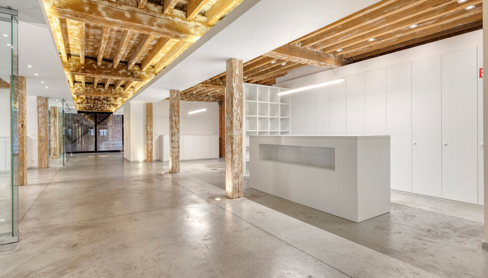 Welkom in Magazijn Julia &ndash; een voormalig pakhuis met paardenstallen en smidse, ontworpen in 1876 door Charles De Coster en gebouwd in een kenmerkende eclectische stijl. In dit monumentale gebouw bevindt zich op de eerste verdieping een luxueuze kantoor-