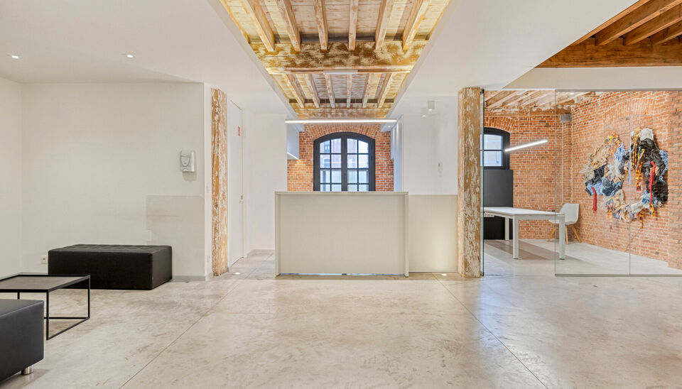 Welkom in Magazijn Julia &ndash; een voormalig pakhuis met paardenstallen en smidse, ontworpen in 1876 door Charles De Coster en gebouwd in een kenmerkende eclectische stijl. In dit monumentale gebouw bevindt zich op de eerste verdieping een luxueuze kantoor-