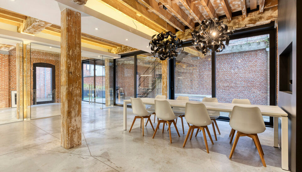 Welkom in Magazijn Julia &ndash; een voormalig pakhuis met paardenstallen en smidse, ontworpen in 1876 door Charles De Coster en gebouwd in een kenmerkende eclectische stijl. In dit monumentale gebouw bevindt zich op de eerste verdieping een luxueuze kantoor-