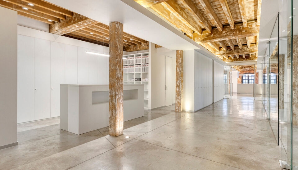 Welkom in Magazijn Julia &ndash; een voormalig pakhuis met paardenstallen en smidse, ontworpen in 1876 door Charles De Coster en gebouwd in een kenmerkende eclectische stijl. In dit monumentale gebouw bevindt zich op de eerste verdieping een luxueuze kantoor-