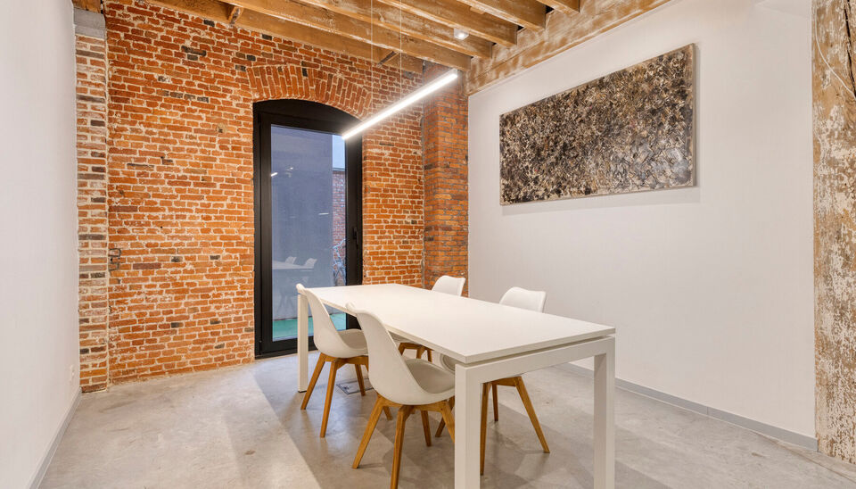 Welkom in Magazijn Julia &ndash; een voormalig pakhuis met paardenstallen en smidse, ontworpen in 1876 door Charles De Coster en gebouwd in een kenmerkende eclectische stijl. In dit monumentale gebouw bevindt zich op de eerste verdieping een luxueuze kantoor-