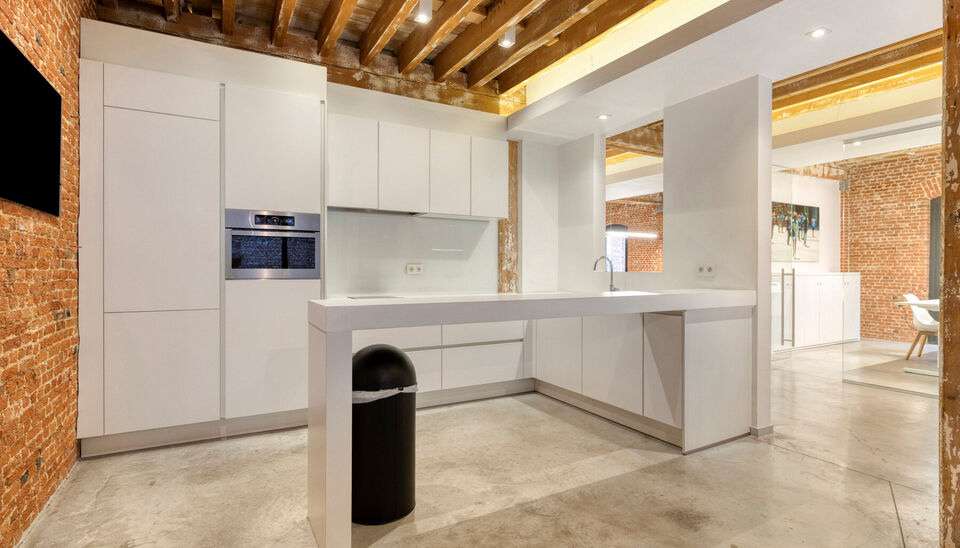 Welkom in Magazijn Julia &ndash; een voormalig pakhuis met paardenstallen en smidse, ontworpen in 1876 door Charles De Coster en gebouwd in een kenmerkende eclectische stijl. In dit monumentale gebouw bevindt zich op de eerste verdieping een luxueuze kantoor-