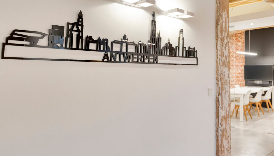 Welkom in Magazijn Julia &ndash; een voormalig pakhuis met paardenstallen en smidse, ontworpen in 1876 door Charles De Coster en gebouwd in een kenmerkende eclectische stijl. In dit monumentale gebouw bevindt zich op de eerste verdieping een luxueuze kantoor-