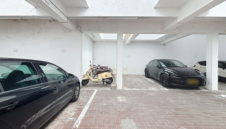 Ruime garage/magazijn van ca. 500 m&sup2; met elektrische poort. Ideaal voor wie op zoek is naar een opslag/werkplaats of verschillende staanplaatsen.
Zeer goed gelegen locatie: op het Antwerpse Zuid, vlakbij de Antwerpse Ring
Plek voor 19  auto's 
Fietsensta