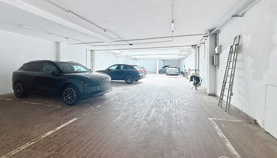 Ruime garage/magazijn van ca. 500 m&sup2; met elektrische poort. Ideaal voor wie op zoek is naar een opslag/werkplaats of verschillende staanplaatsen.
Zeer goed gelegen locatie: op het Antwerpse Zuid, vlakbij de Antwerpse Ring
Plek voor 19  auto's 
Fietsensta