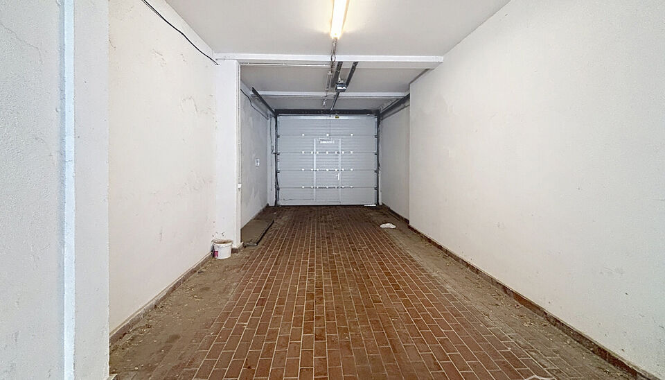 Ruime garage/magazijn van ca. 500 m&sup2; met elektrische poort. Ideaal voor wie op zoek is naar een opslag/werkplaats of verschillende staanplaatsen.
Zeer goed gelegen locatie: op het Antwerpse Zuid, vlakbij de Antwerpse Ring
Plek voor 19  auto's 
Fietsensta