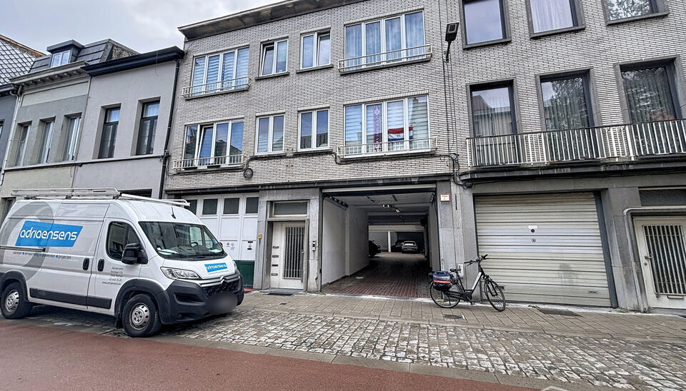 Ruime garage/magazijn van ca. 500 m&sup2; met elektrische poort. Ideaal voor wie op zoek is naar een opslag/werkplaats of verschillende staanplaatsen.
Zeer goed gelegen locatie: op het Antwerpse Zuid, vlakbij de Antwerpse Ring
Plek voor 19  auto's 
Fietsensta
