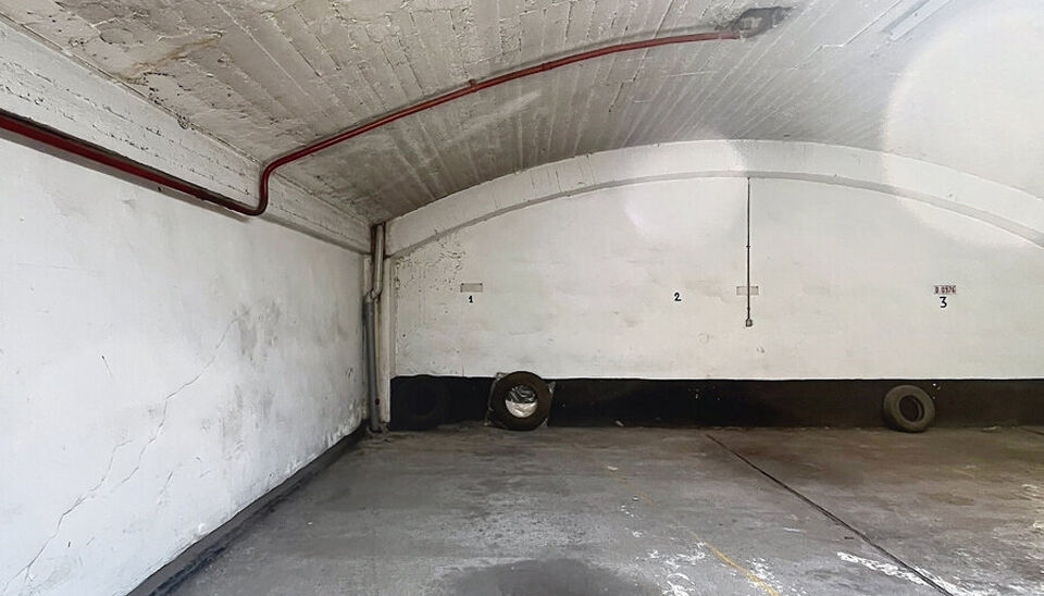In een zijstraat van de Van Eycklei gelegen aan het Stadspark en de Nationale bank, een gelijkvloerse autostaanplaats in een gebouwcomplex.
Via de automatische poort heeft u toegang tot de autostaanplaats gelegen achteraan het gebouw op de gelijkvloerse v